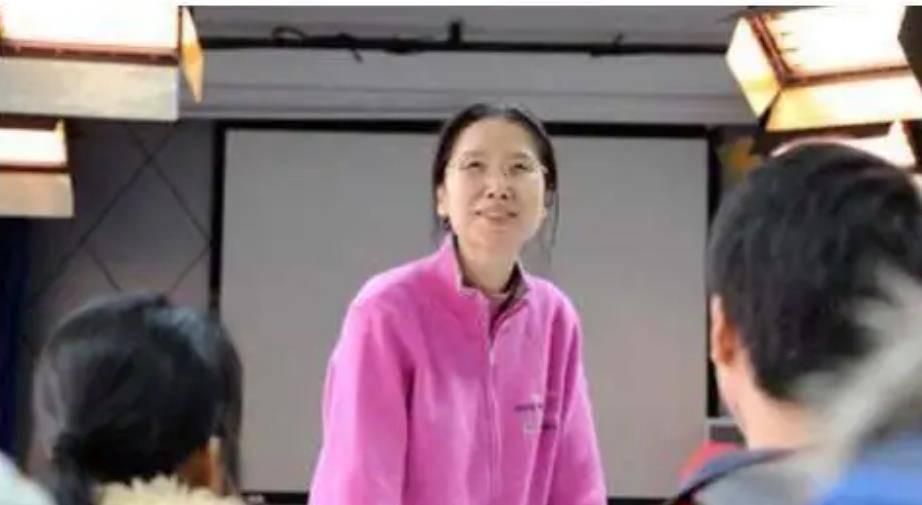 中科院女教授:29岁永久失明,丈夫带着女儿离开,8年后逆风翻盘_杨佳