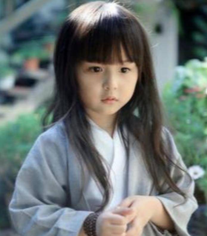 她2岁出道年收入百万,因颜值太高被禁止整容,11年过去如今怎样_刘楚恬