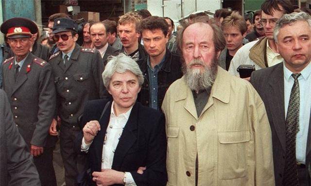 "山雨欲来风满楼"的形势:苏共控制力减弱,征兵危机,各地变乱事件不断