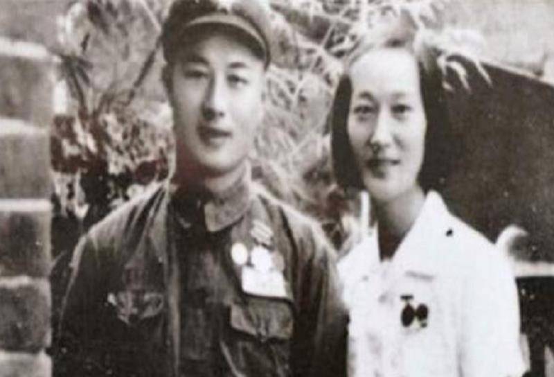 我军一连长看影片时,突然坐地大哭,指着屏幕:他是我妻子_李秀英_冯学