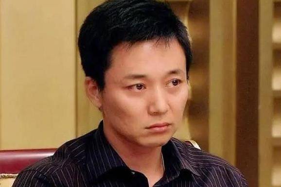 演员刘奕君:净身出户后独自抚养儿子,二婚娶女强人终获幸福