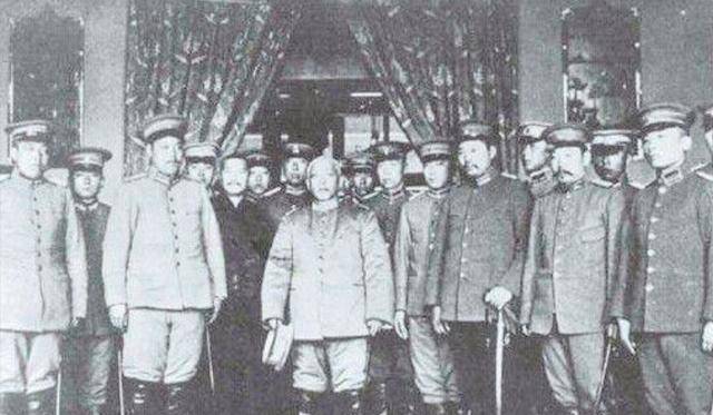 而袁世凯的六镇北洋新军就有八万人之重,反观革命军虽然控制了半壁