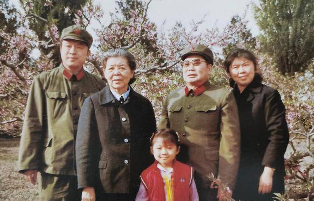 上幅照片为杨得志夫妇与儿子建华一家的合影.