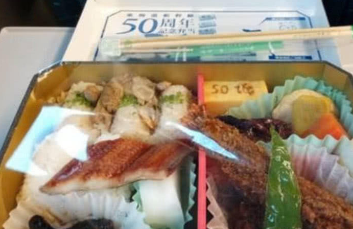 看看我们的高铁盒饭,再看日本的火车便当,网友:感觉真