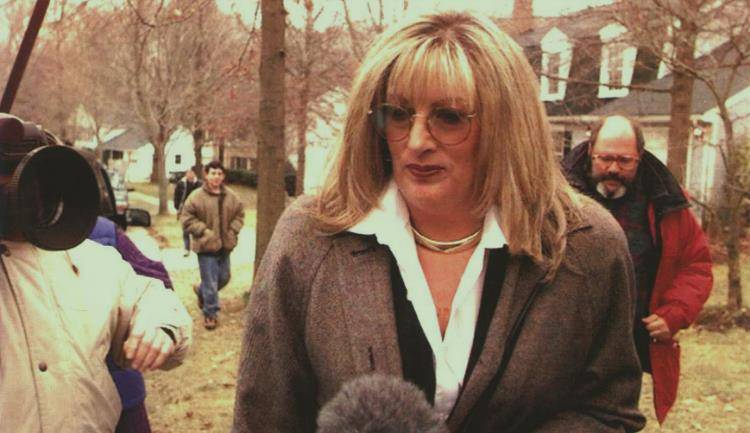 拉链门曝光前,希拉里和克林顿在海边拥吻,不知狂风骤雨即将到来