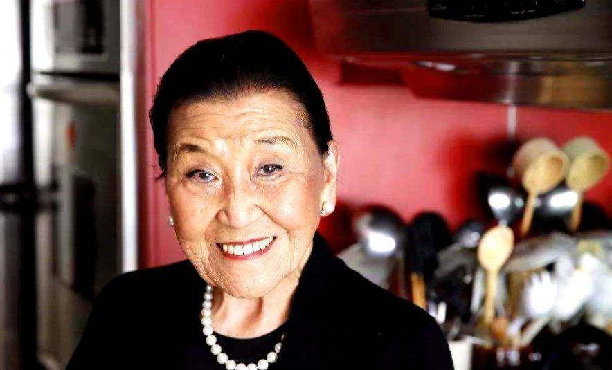 除了口味,江孙芸也极大地保留了中餐的用餐规矩和礼仪.