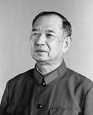 他当纵队司令打仗犹豫不决,降为副司令后指挥战斗坚定,他是谁?