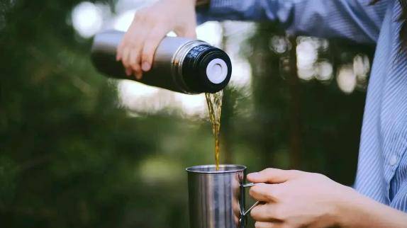 央视曝光:夺命保温杯,热水进"毒水"出?保温杯该如何挑选?