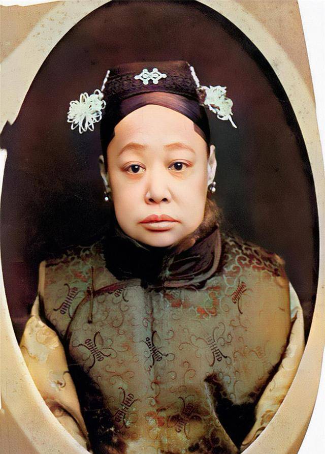 慈禧照片中最顶配的服饰照,小王爷相貌不起眼却霸气十足