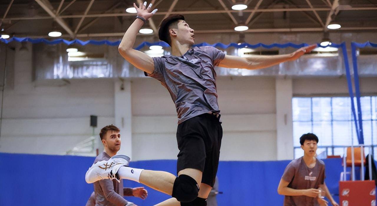 留下娇妻和两个幼女,惠若琪赠15万善款_陆飞_排球_江苏