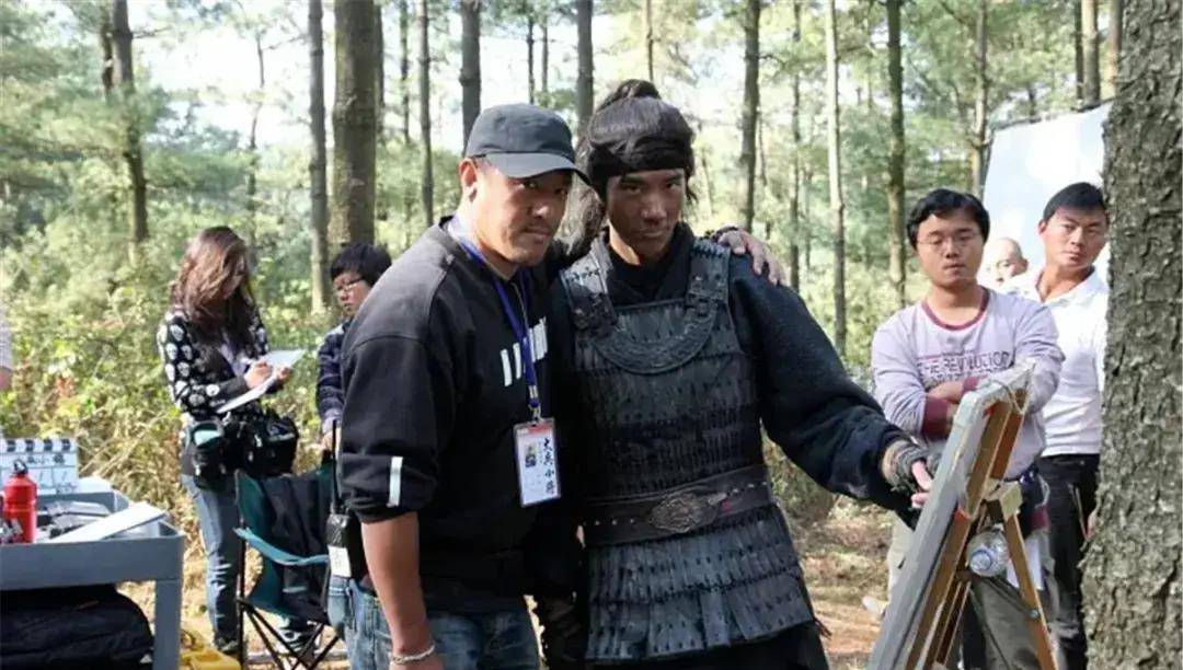 《大兵小将》爆红后,丁晟暂别成龙,接着开始筹备拍摄《硬汉2》.