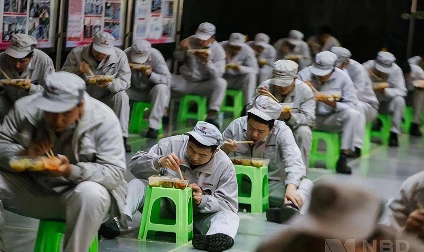 月薪900,30人睡一屋!印度富士康的生活条件,比想象中还要糟糕