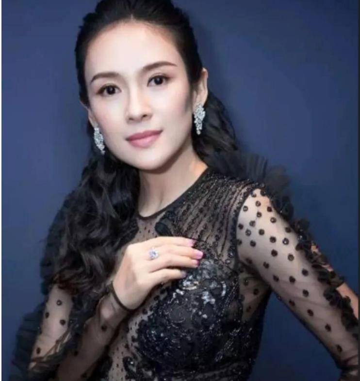 章子怡太性感了!穿"两块布"就出门,前凸后翘的身材如少女一般