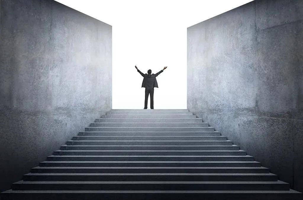 在中东这片滚烫沙漠中,一场足以撼动物流界的资本风暴,正以雷霆万钧之