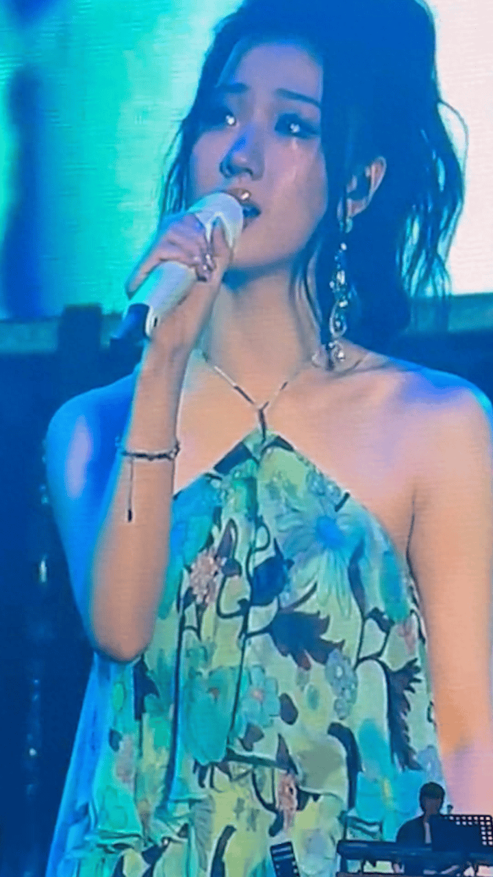 22岁单依纯,穿挂脖花裙又哭啦!边唱边拭泪的样子,漂亮又可爱!