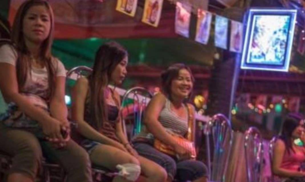 许多城市街边不起眼的角落里,常常贴着照着漂亮女孩的小广告.