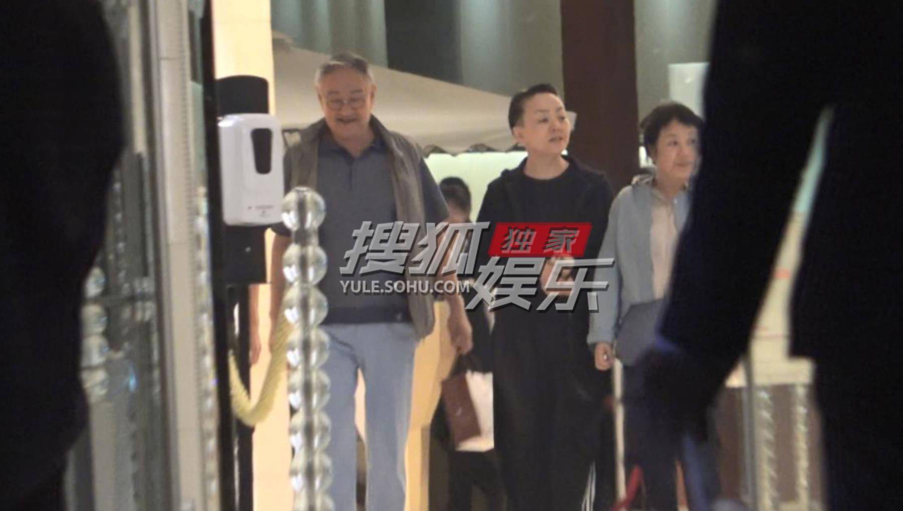 宋丹丹与恩爱老公甜蜜会友聚餐,幸福家庭氛围溢于言表引网友祝福_丈夫
