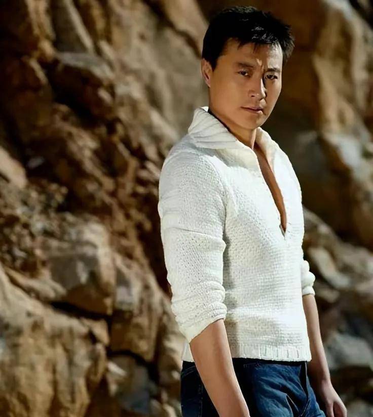 单位里有很多知名演员,任程伟这个高大身材的人也很难找到和他在一起