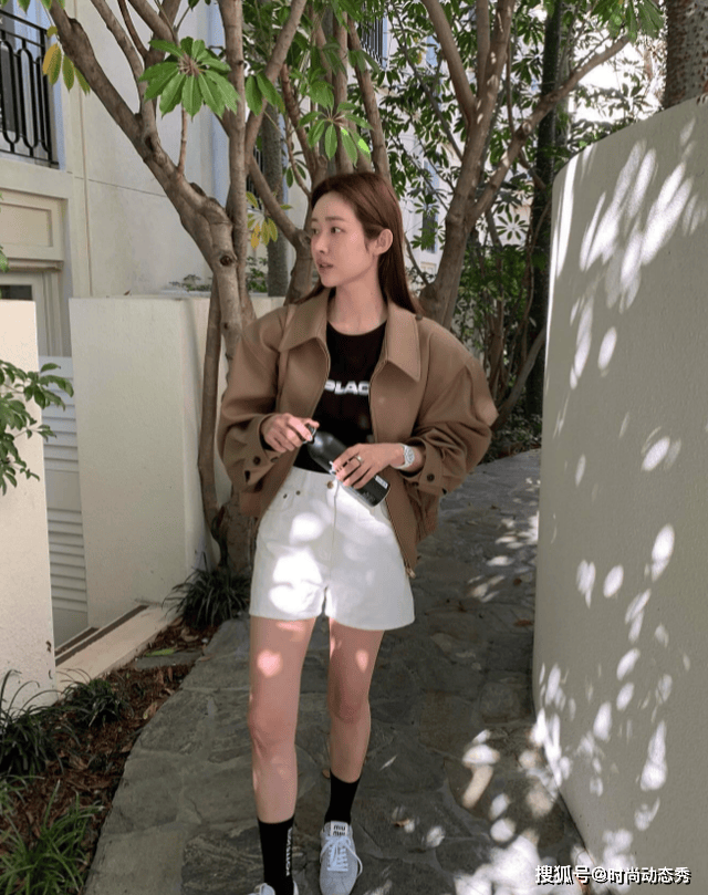 卡其色短款外套配白色短裤,时尚优雅很有韵味.