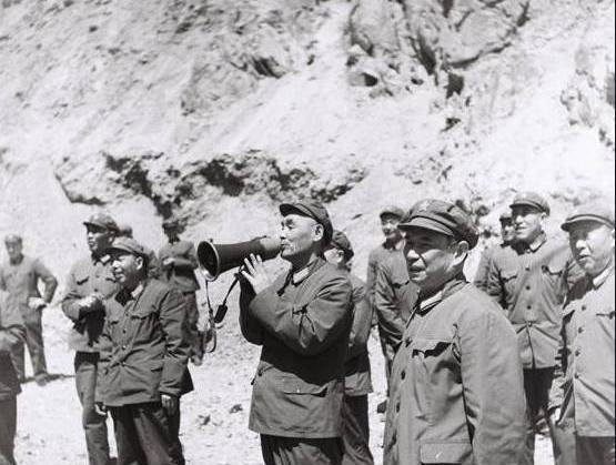 他是塔山阻击战的指挥员,解放后担任过五大军区级司令员,他是谁