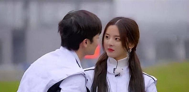 家境很好,长着一张雌雄莫辩的脸,但同时缺点也很明显_侯明昊_小路