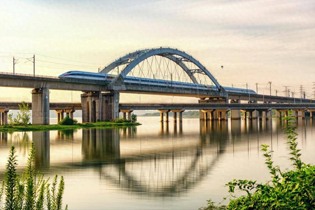 为什么现在湖北在主推荆州岳阳高铁?