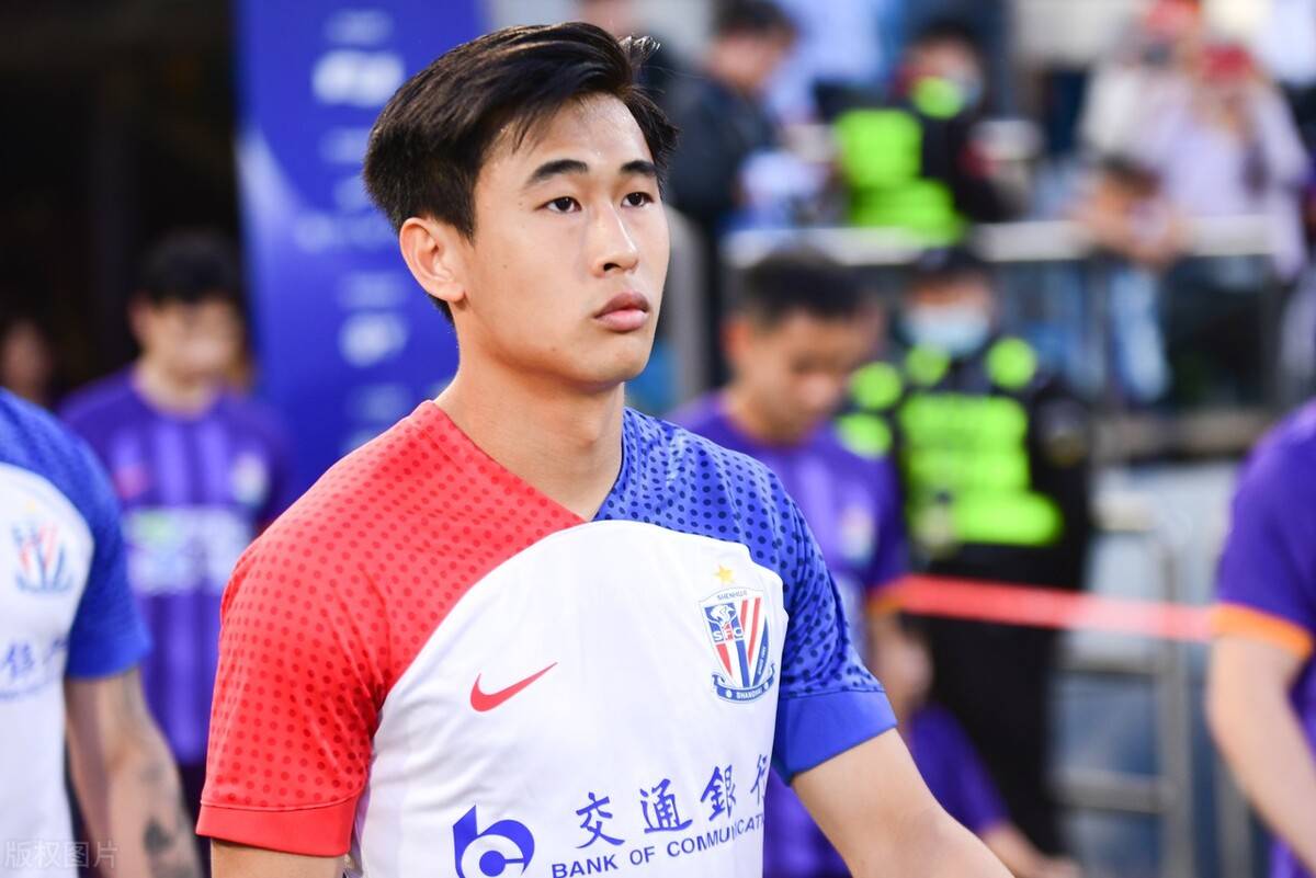 斯卢茨基胆子真大!本轮仅让戴伟浚首发踢半场,就将他直接换下