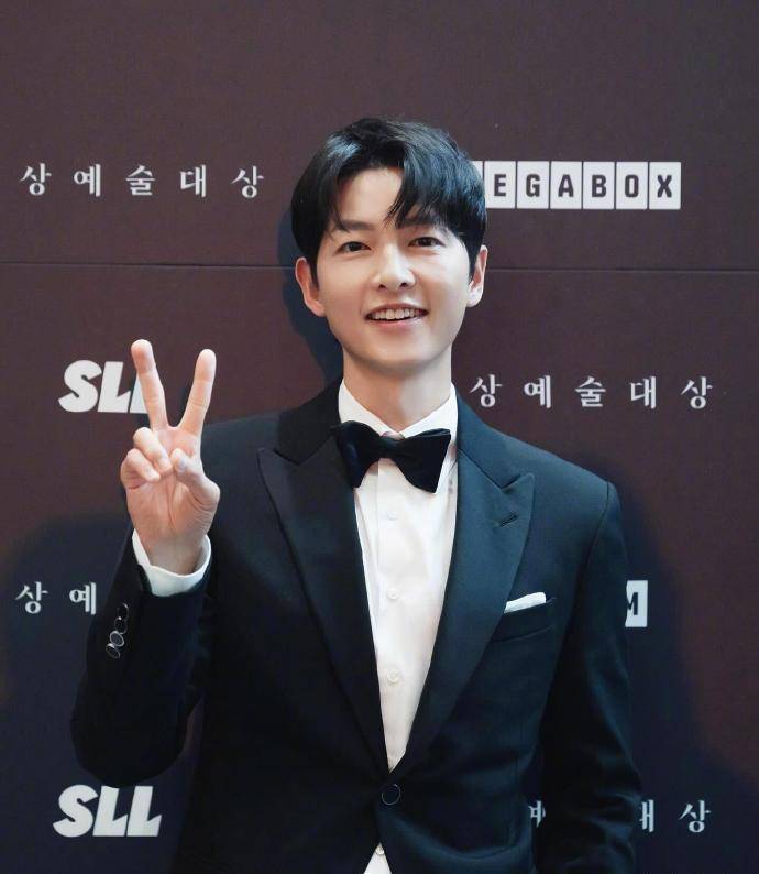 宋慧乔台上颁奖,宋仲基台下认真凝望,笑容灿烂,祝贺获奖者