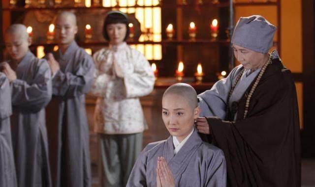 一戒杀生,二戒偷盗,三戒淫,四戒妄语,五戒饮酒,六戒着香华,七戒坐卧高