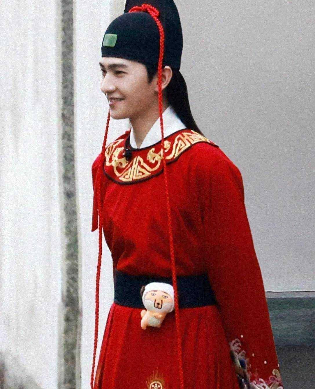 今天,让我们一起来列举一些让人惊艳的红衣古装男明星吧!