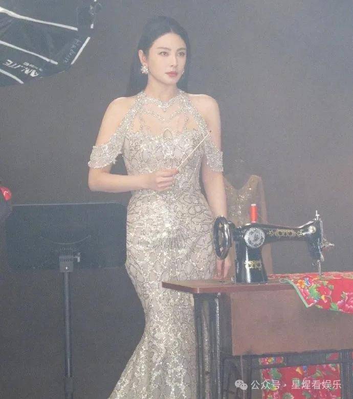 36岁张雨绮露胸穿高定,万花丛中一点绿,越绿越好看!