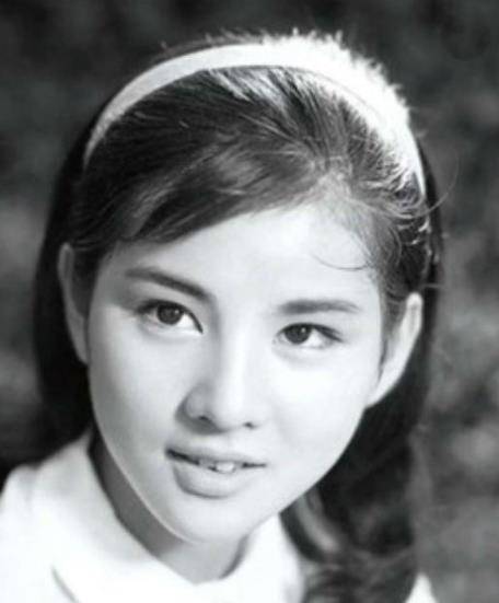 陕西90岁老妇至死不肯上户口,弥留之际才拿出旧照,曝光真实身份