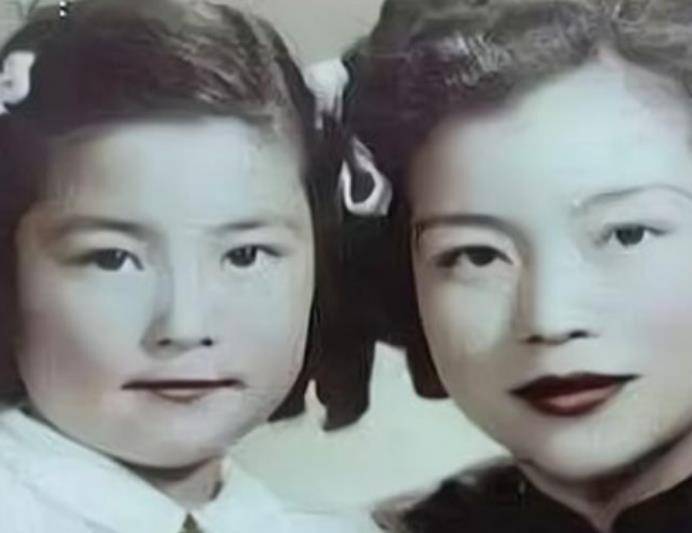 蔡若曙受着精神疾病的折磨,精神分裂症让她的行为莫名其妙,家人感受到