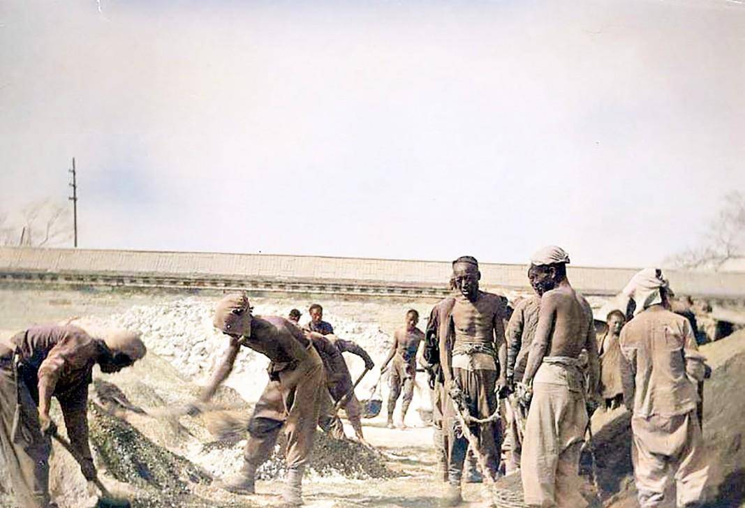 1904年的北京东交民巷,打井工赤身裸体干活,年轻的泥瓦匠很帅