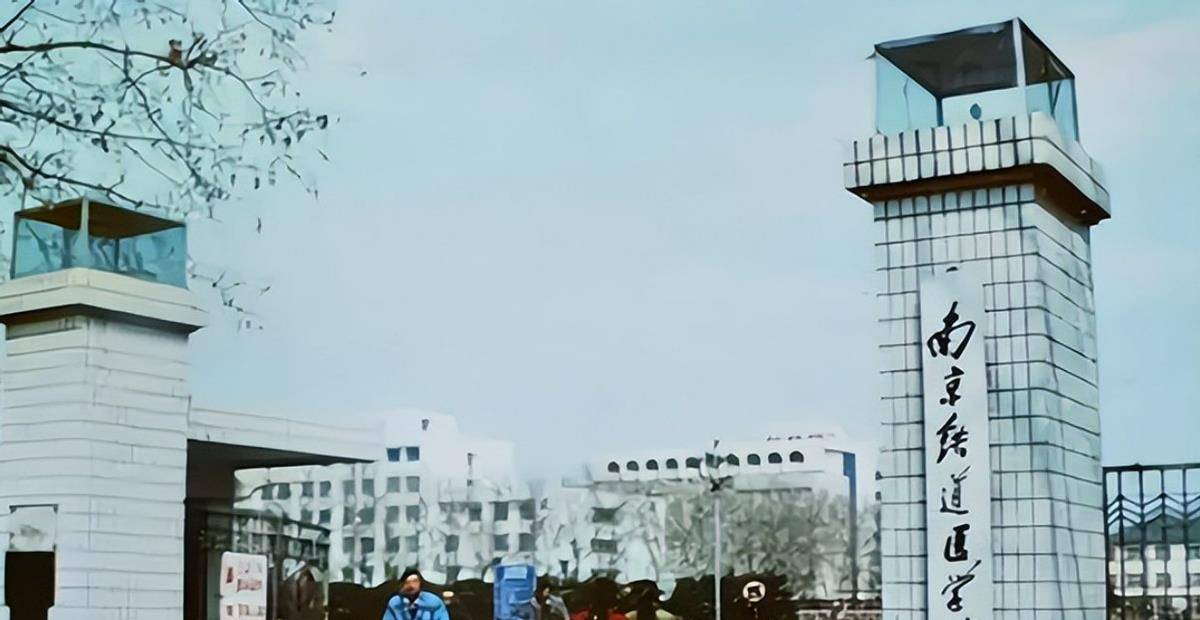 美女博士考研后抛弃丈夫,离婚3次嫁美国老公,39岁当上终身教授