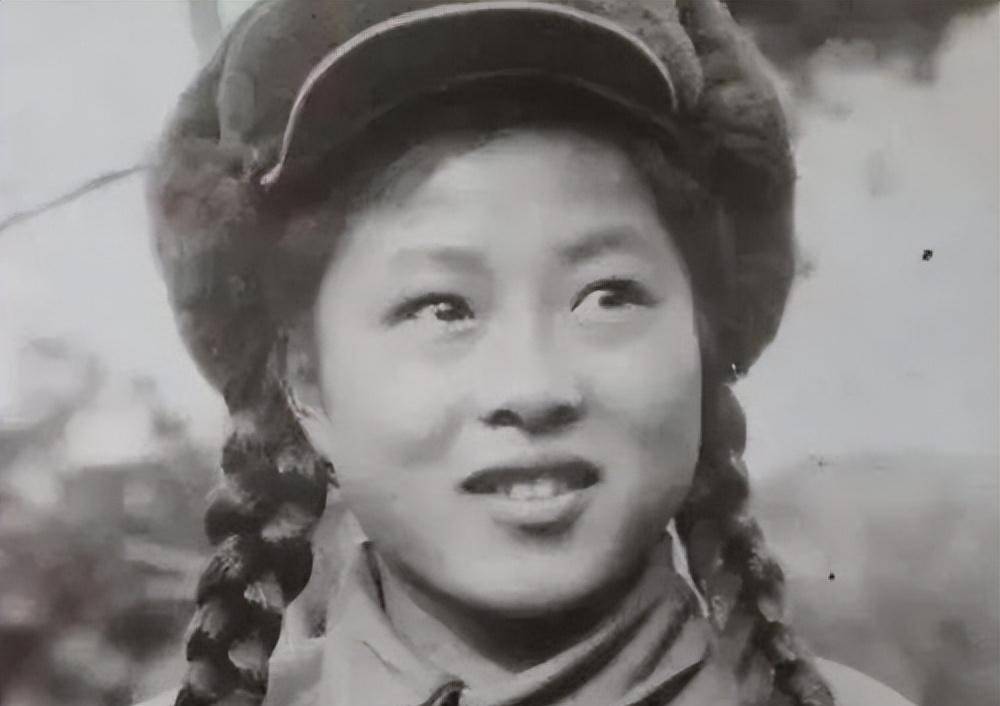 黄继光牺牲,她帮他放下高举的双手,班长直呼:你比我亲妹妹还亲