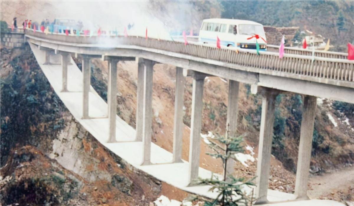 湖南一座大桥全程没桥墩,被载入史册,设计师仅初中毕业