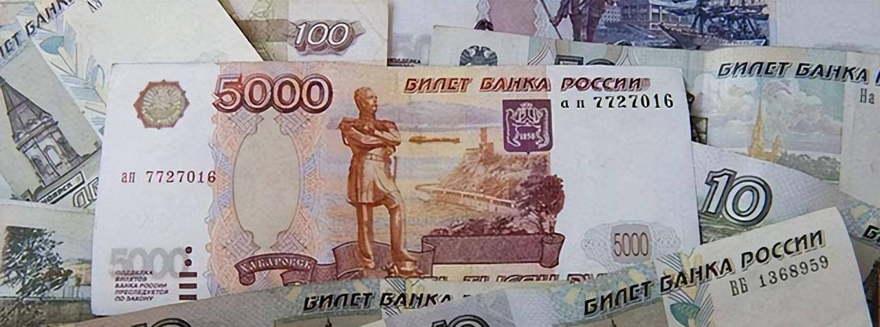 因为受到经济制裁,俄罗斯卢布最低价时,汇率跌到了谷底,170卢布才能换