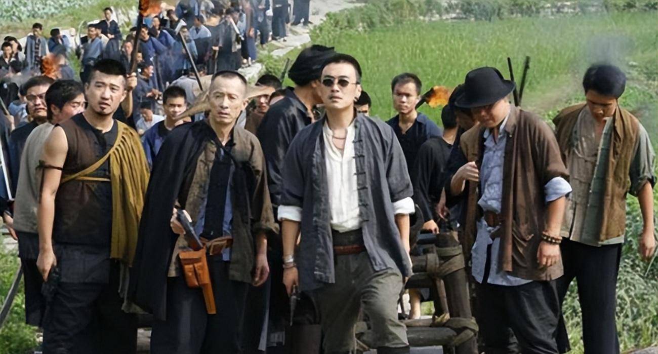 80年代"座山雕":学张作霖组建百人军队,与6个女子共同生活