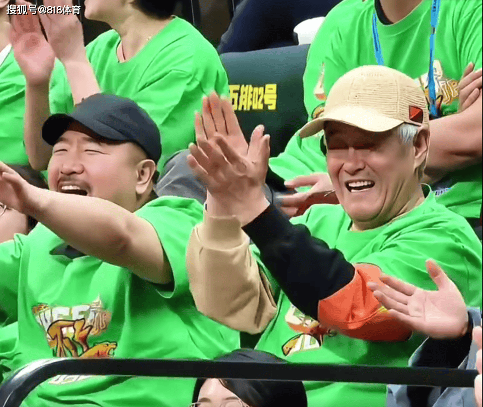 拉风!赵本山刘能师徒助阵辽篮,本山大叔玩人浪,和球迷高喊我爱辽篮