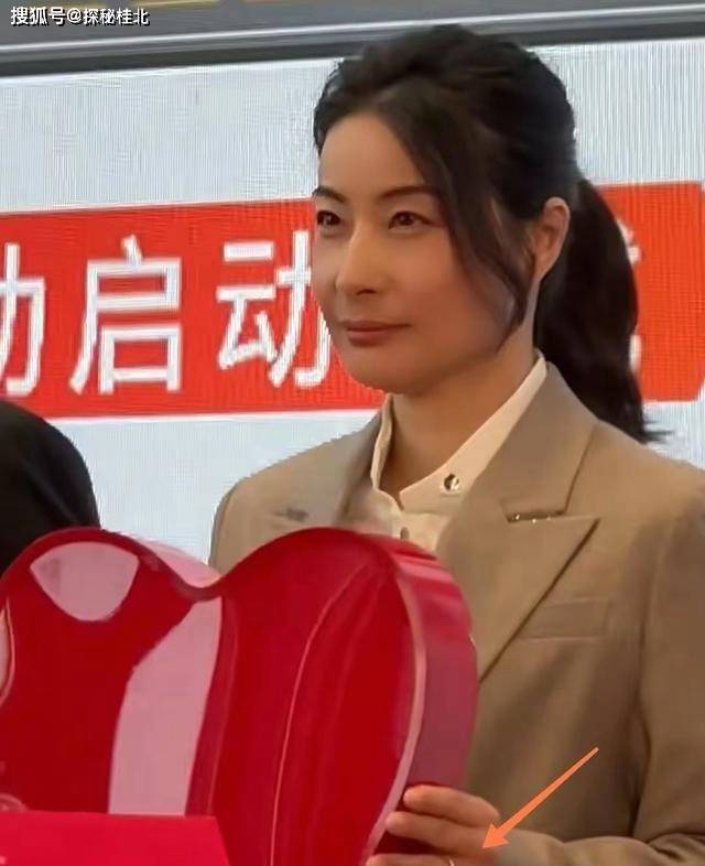 郭晶晶佩戴婚戒出席活动,展现谦逊贵气,优雅优美