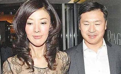 李嘉明与顾毅勇苦等五年熬走原配此时顾毅勇是有妻室的,但李嘉明自有