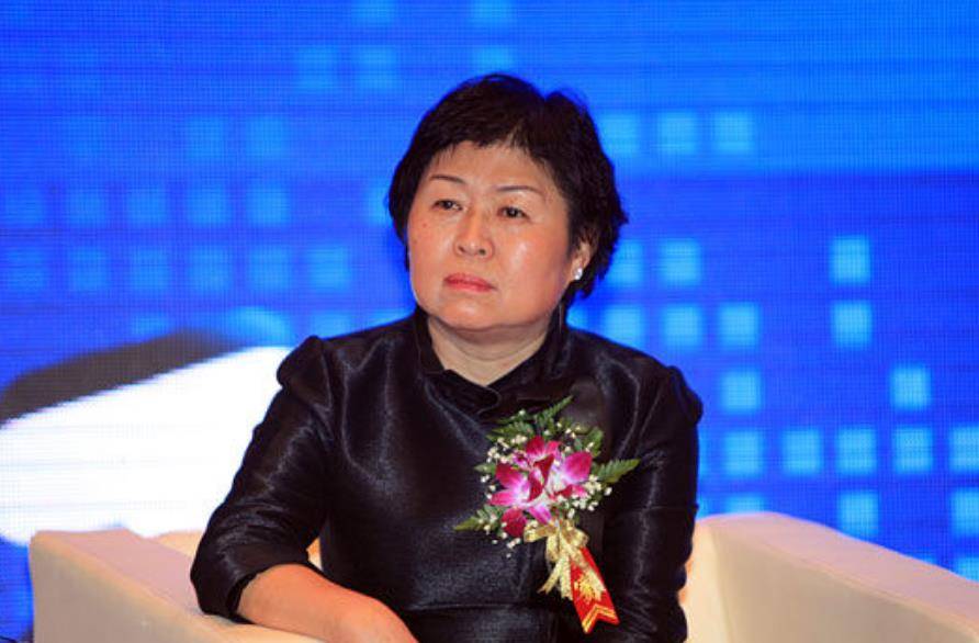 广东女子靠收废纸起家,后成中国第一位女首富,坐拥420亿身家_张茵