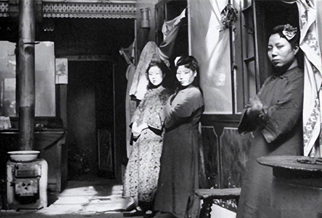 住进客栈之后,花玉霞依然过得很潇洒,屋里整天热热闹闹,不是打麻将,就