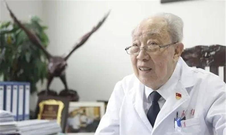 "医神"吴孟超:手关节变形,脚趾无法并拢,96岁还站在手术台上