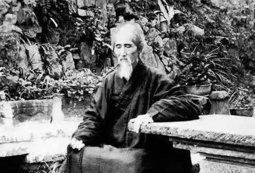 潜心念经的虚云大师被这突然打翻的水一惊,瞬间佛根通透,悟到了佛教的