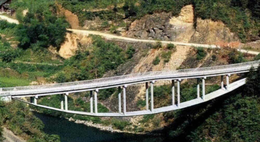 湖南一座大桥全程没桥墩,被载入史册,设计师仅初中毕业