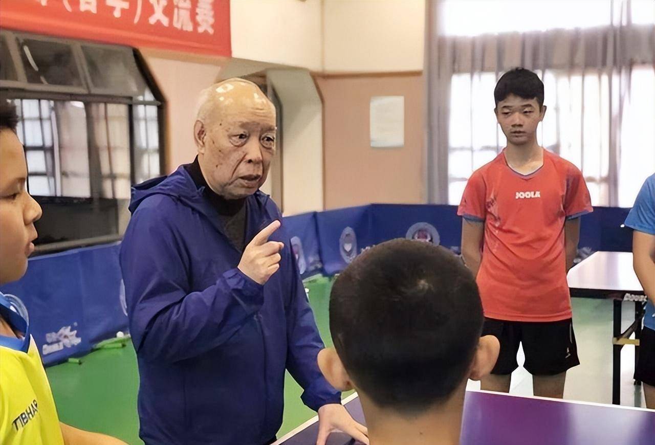 退役后成王楠教练,如今54岁,结婚后不显老_比赛_乒乓球_陈静