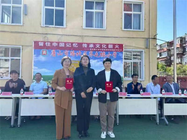 启动仪式上唐山市体育局体总服务中心主任姚伟东为乔屯楼小学中国象棋