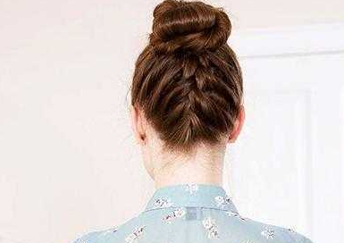 丸子头也可以扎成花式丸子发型,女生的扎发有多种多样,花式的发型同样